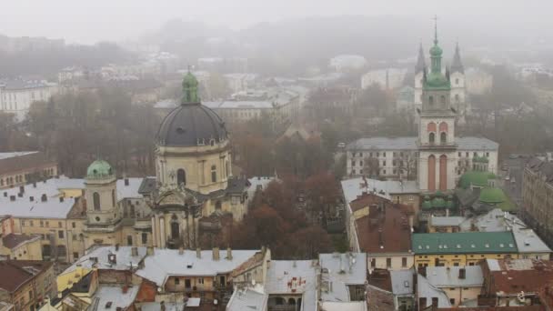 Techos y calles de Lviv vista aérea, Ucrania — Vídeos de Stock