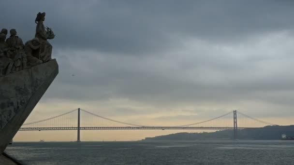 Padrao dos Upptäckarmonumenten monument med 25 de Abril bridge Visa timelapse, Belém, Lissabon, Portugal — Stockvideo