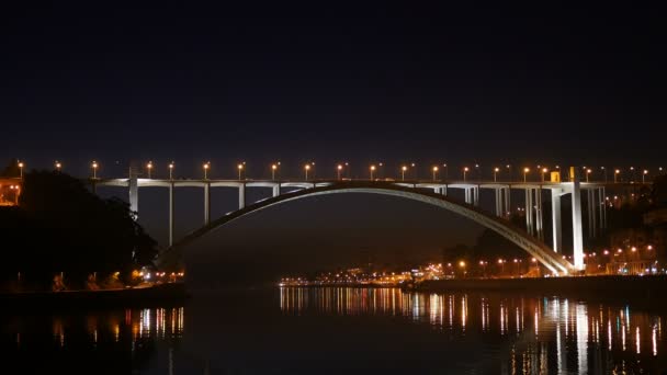アラビダ橋、ドウロ川、ポルト、ポルトガル、タイムラプス点灯 — ストック動画