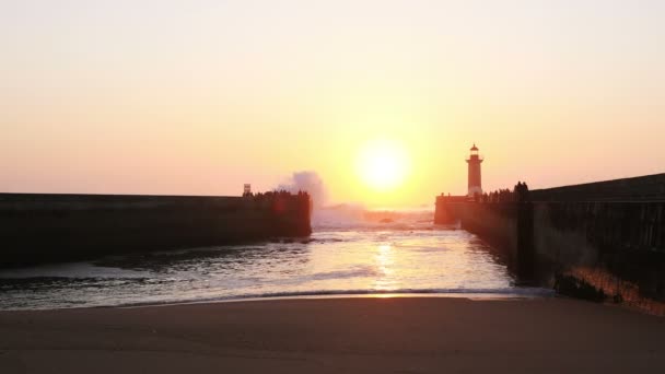 Leuchtturm felgueirasin porto mit Wellen und Sonne bei Sonnenuntergang — Stockvideo