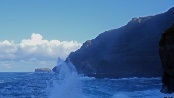 Hullám fröccsenése a sziklák, Azori-szigetek, Portugália — Stock videók