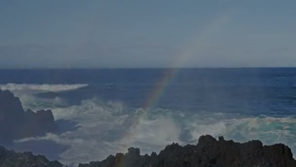 Våg plask med regnbåge på klipporna, Azorerna, Portugal — Stockvideo