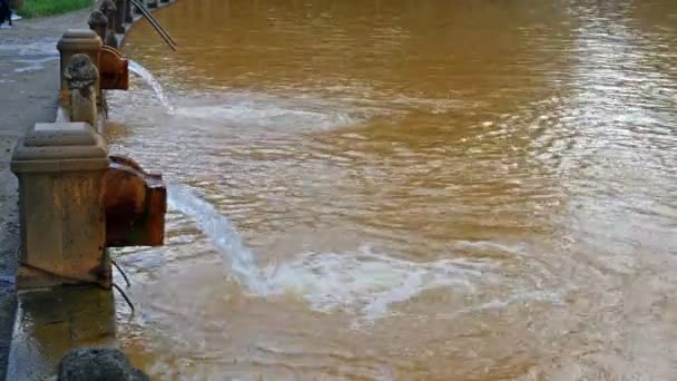 Wasserhahn im terra nostra-Thermalbecken an Hochöfen, Insel Sao Miguel auf Azoren, Portugal — Stockvideo