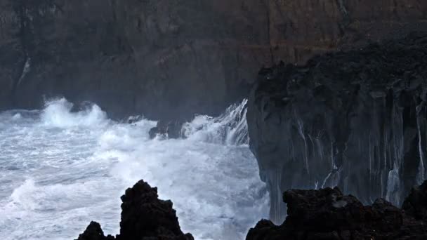 Welle plätschert auf den schwarzen Felsen, Azoren, Portugiesen — Stockvideo