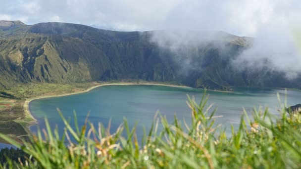 Lagoa do Fogo et vallée verdoyante sur l'île San Miguel des Açores — Video