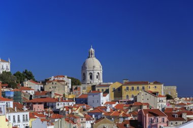Ulusal Pantheon ve ev çatılar Lizbon'da