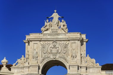 Arco da Rua Augusta heykel ve mavi gökyüzü ile