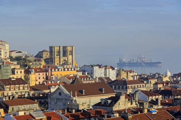 Cattedrale di Lisbona, tetti della città e navi portarinfuse — Foto Stock