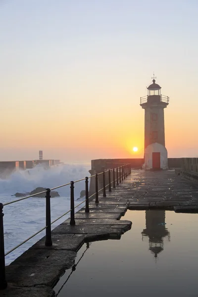 Farol Felgueirasin Porto com onda salpicada ao pôr-do-sol — Fotografia de Stock