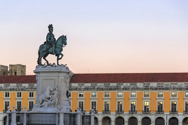 King jose i statue in der nähe von lisbon story center bei untergang — Stockfoto