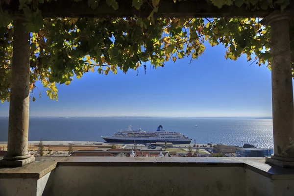 Lissabon plåttak och kryssningsfartyg i hamnen — Stockfoto