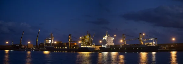 Panorama with ships and cranes near night pier — Stock Photo, Image