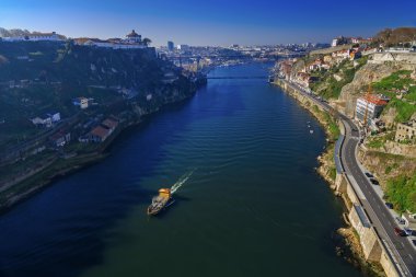 Ben köprü Luis ve küçük gemi Porto, Portuga nehir yelken