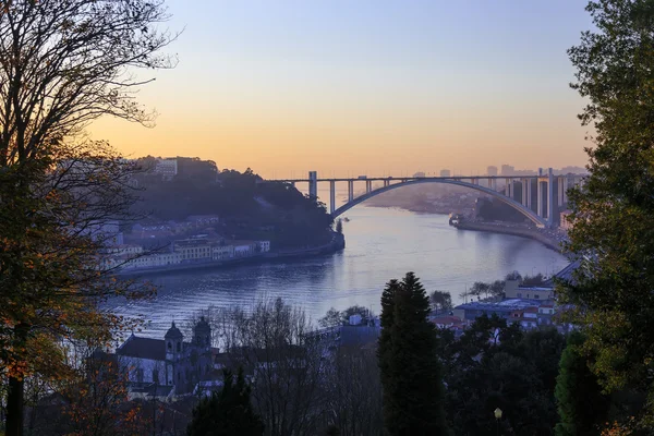 Ponte Luis I e pequeno navio que navega pelo rio no Porto, Portuga — Fotografia de Stock