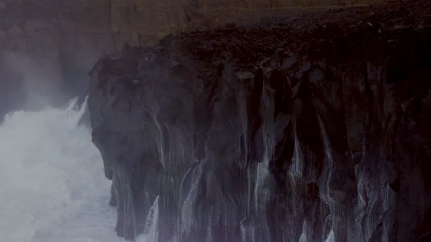 Salpicaduras de olas en las rocas negras, Azores, Portugal — Vídeo de stock