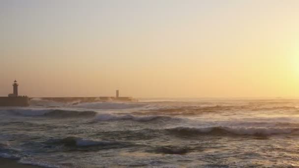 Fyren Felgueirasin Porto med vågor och solen vid solnedgången — Stockvideo