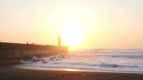 Vuurtoren Felgueirasin Porto met golven en de zon bij zonsondergang — Stockvideo