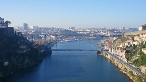 阿拉比达桥和行驶中的火车，杜罗河，波尔图，葡萄牙 — 图库视频影像