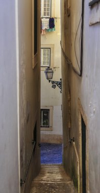 Tipik Lizbon şehir merdiven ile sokak 