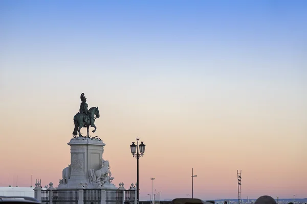 Estátua do Rei José I perto do Centro Histórico de Lisboa ao pôr-do-sol — Fotografia de Stock