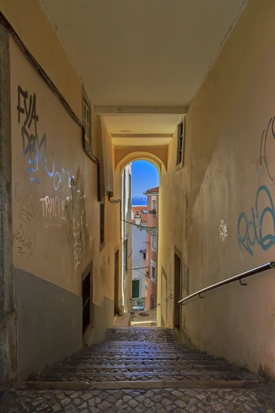 Rue typique de Lisbonne avec escalier — Photo