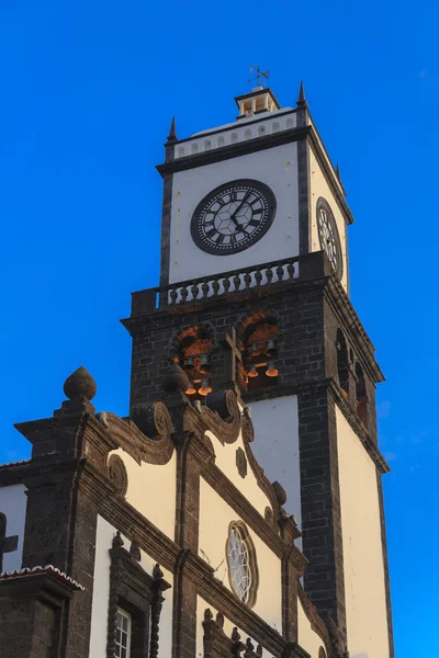 Sao Sebastiao church tower with clock in Ponta Delgada, Sao Migu — Stock Photo, Image
