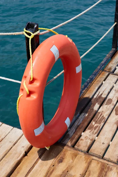 Bouée de sauvetage en mer rouge — Photo