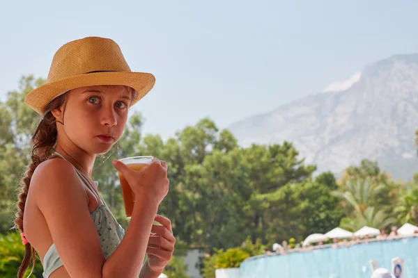 Retrato de chica beben jugo fresco, verano montaña landsc Imágenes de stock libres de derechos