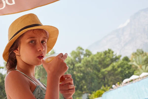 Retrato de menina são drinkig suco fresco, landsc montanha de verão Imagem De Stock