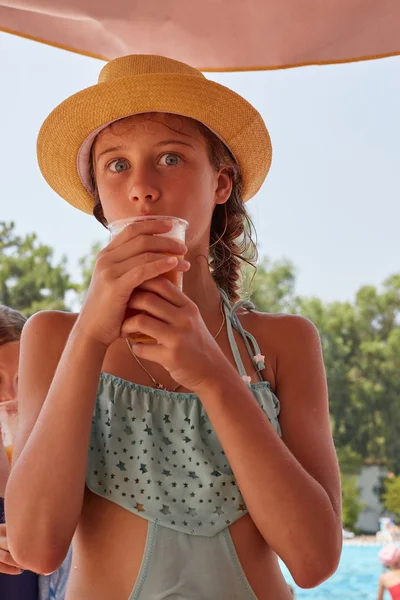 Retrato de menina são drinkig suco fresco, landsc montanha de verão — Fotografia de Stock