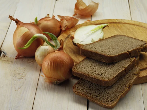 Zwiebeln und Brot — Stockfoto