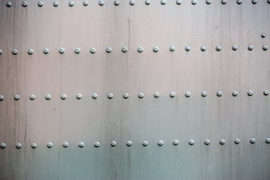 Çelik perçinli yüzey