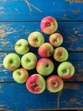 taze ve olgun elma mavi masada