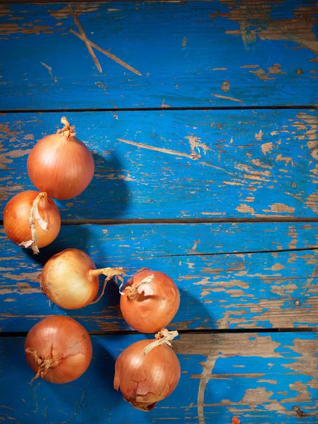 Zwiebeln auf dem Tisch — Stockfoto