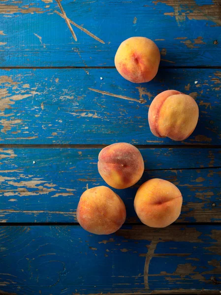 Organic peaches — Stock Photo, Image