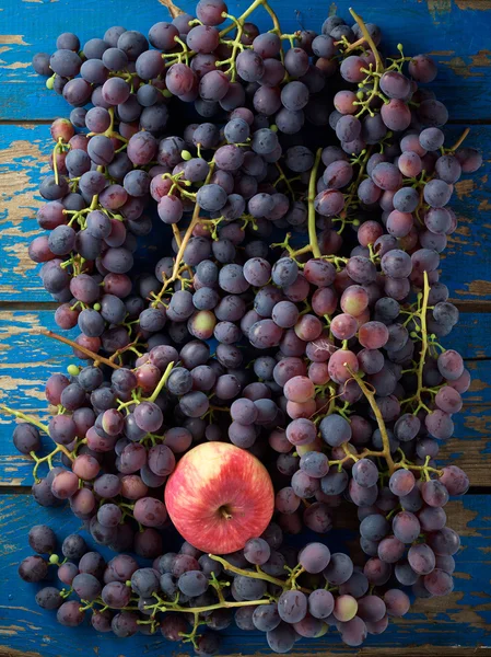 Dark grapes and apples — Stock Photo, Image