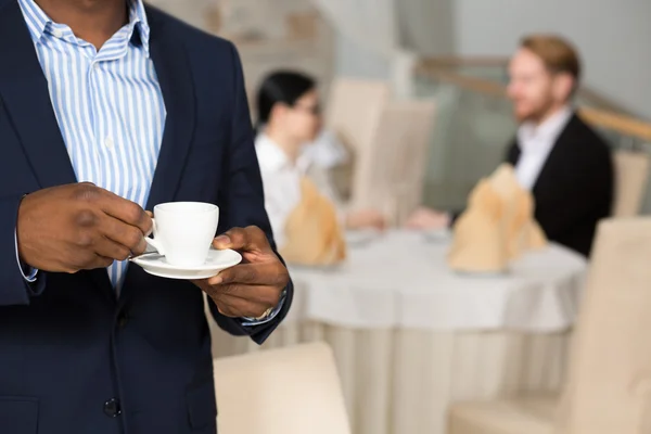 Homme d'affaires tenant une tasse de café — Photo