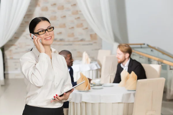 Business woman speaking over mobile phone — Stock Photo, Image