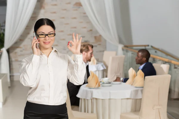 Business woman speaking over mobile phone — Stock Photo, Image