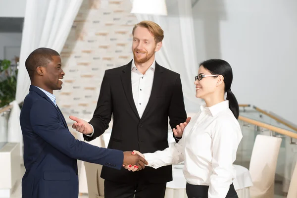 Gente de negocios moviendo las manos — Foto de Stock