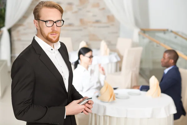 Geschäftsmann mit Handy in Restaurant — Stockfoto