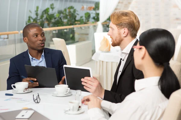 Reunião de negócios em restaurante — Fotografia de Stock