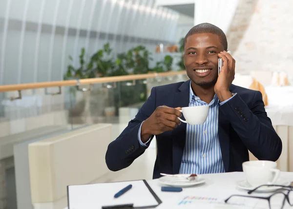 Affärsman tala under mobiltelefon — Stockfoto