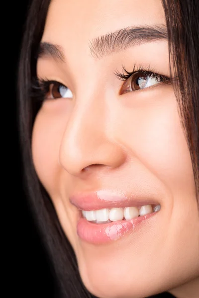 Close-up de mulher asiática sorridente em estúdio — Fotografia de Stock