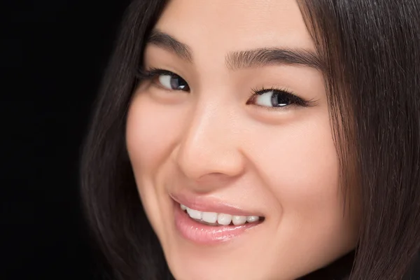 Gros plan de la femme asiatique souriante en studio — Photo