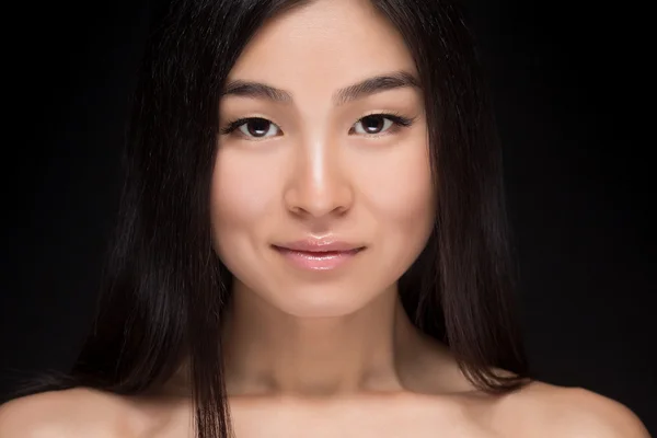 Primer plano de la sonriente mujer asiática en el estudio — Foto de Stock