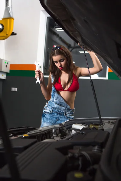 Araba mekanik kadın — Stok fotoğraf