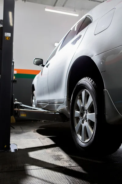 Car is going to be repaired — Stock Photo, Image