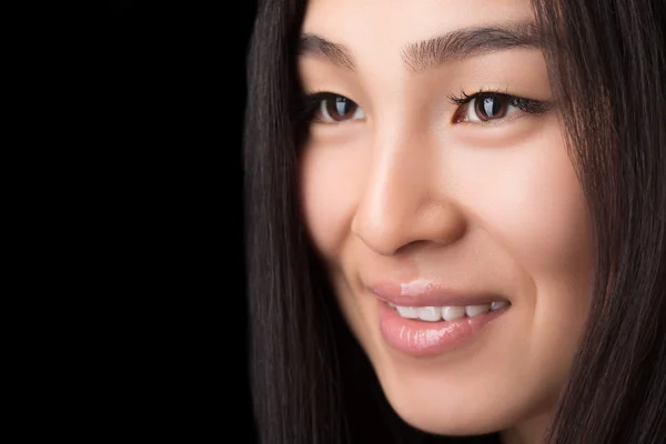 Primer plano de la sonriente mujer asiática en el estudio — Foto de Stock