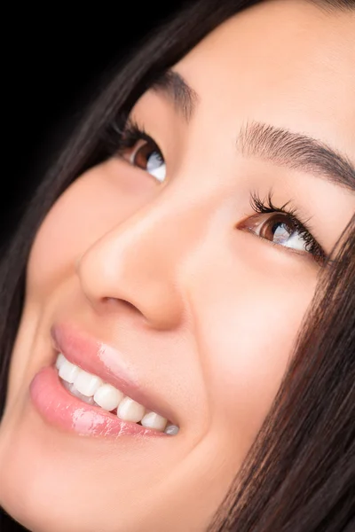 Nahaufnahme einer lächelnden asiatischen Frau im Studio — Stockfoto